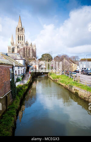 Le viti a testa esagonale incassata sul fiume che scorre attraverso Truro City Centre in Cornovaglia. Foto Stock