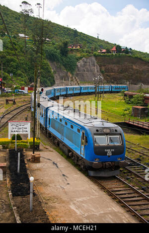 Vista verticale di un treno diesel che arrivano a Nanu-oya Stazione ferroviaria negli altopiani dello Sri Lanka. Foto Stock