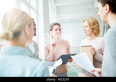Gruppo creativo del designer riuniti presso spazioso ufficio del piano e di brainstorming su ambizioso progetto interno Foto Stock