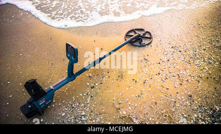 Australian pro metal detector Minelab CTX 3030 presso la spiaggia Foto Stock