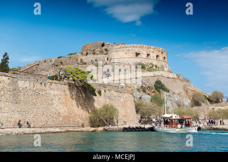 Nave passeggeri con i turisti durante il viaggio a isola di Spinalonga, Creta, Grecia Foto Stock