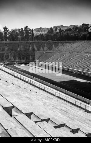 Angolo di alta vista delle gradinate e della pista a Panathinaiko Stadium, Atene, Grecia, Europa Foto Stock