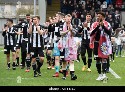 St Mirren giocatori festeggiare la conquista del campionato scozzese dopo la Ladbrokes campionato scozzese corrispondono a Paisley 2021 Stadium. Foto Stock