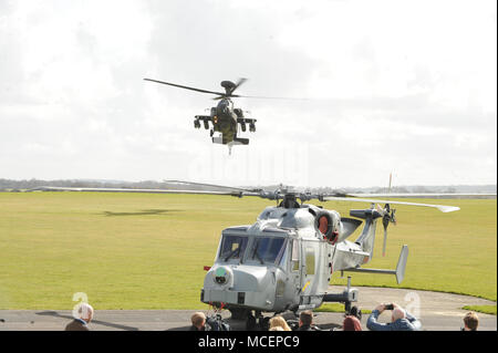 Il principe Harry guardando un display dell'aria all'esercito Aviation Center dove ha intrapreso avanzati di formazione in elicottero, presso il Museo di esercito di battenti, Middle Wallop, Hampshire. Dotato di: Apache dove: Middle Wallop, Hampshire, Regno Unito quando: 16 Mar 2018 Credit: WENN.com Foto Stock