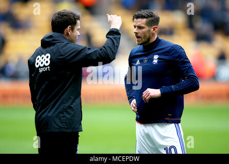 Birmingham City's Lukas Jutkiewicz (destra) parla per primo allenatore della squadra di James Beattie prima il cielo di scommessa match del campionato a Molineux, Wolverhampton. Foto Stock