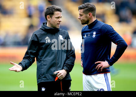 Birmingham City's Lukas Jutkiewicz (destra) parla per primo allenatore della squadra di James Beattie prima il cielo di scommessa match del campionato a Molineux, Wolverhampton. Foto Stock