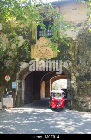 Un tuk tuk che passa sotto la porta Vecchia, Galle, Sri Lanka, in Asia. Foto Stock