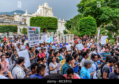 Antigua Guatemala - Agosto 27, 2015: la gente del posto la protesta contro la corruzione governativa esigente dimissioni del Presidente Otto Perez Molina Foto Stock