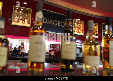 Diageo whisky di proprietà su una barra nella loro sede di Edimburgo dove Diageo ha annunciato un £150 milioni di investimenti in tre anni per trasformare il suo Scotch whisky visitatore esperienze. Foto Stock