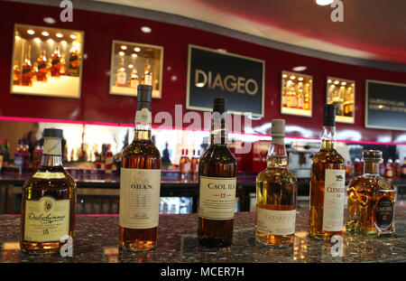 Diageo whisky di proprietà su una barra nella loro sede di Edimburgo dove Diageo ha annunciato un £150 milioni di investimenti in tre anni per trasformare il suo Scotch whisky visitatore esperienze. Foto Stock