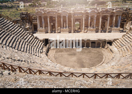 Anfiteatro romano di rovine di Hierapolis, in Pamukkale, vicino a Turchia moderna città Denizli, Turchia. Foto Stock
