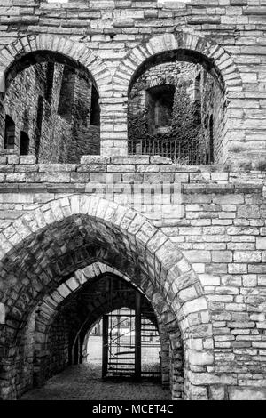 Archi di edificio in rovina di Tournai, in Belgio Foto Stock