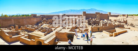 RAYEN, IRAN - 16 ottobre 2017: turisti visita museo degli antichi Arg-e Rayen - la fortezza di adobe con le rovine della città vecchia, situata nel deserto di Kerman Foto Stock