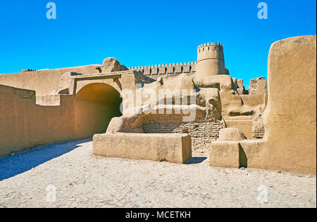 Arg-e Rayen è un notevole punto di riferimento e raffinato esempio di adobe cittadella deserte, Kerman Provincia, Iran. Foto Stock