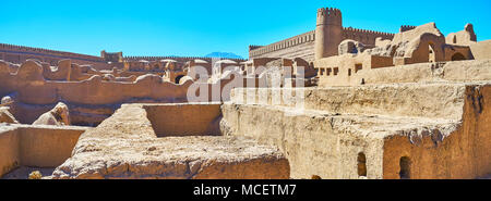 Cittadella di Rayen è uno dei più grandi antiche strutture di adobe nel mondo, che si trova nella provincia di Kerman, Iran. Foto Stock