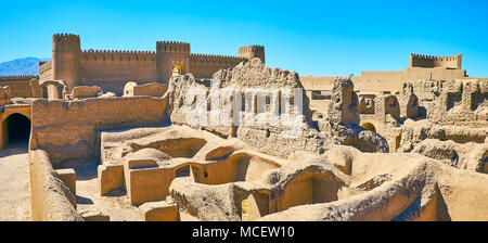 Arg-e cittadella di Rayen è il grande complesso difensivo, conservate ssince le antiche volte nel deserto della provincia di Kerman, Iran. Foto Stock