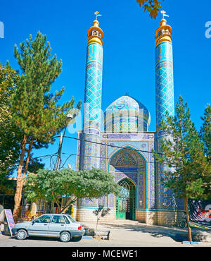 RAYEN, IRAN - 16 ottobre 2017: la facciata della moschea Jameh con cupola panoramica, due sottili minareti e il portale, decorata con raffinati modelli islamici dei Foto Stock