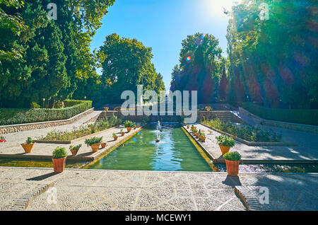 Il vicolo centrale del principe (Shazdeh) Giardino è decorata con fontane e fiori in vasi e aiuole di fiori, Mahan, Iran. Foto Stock