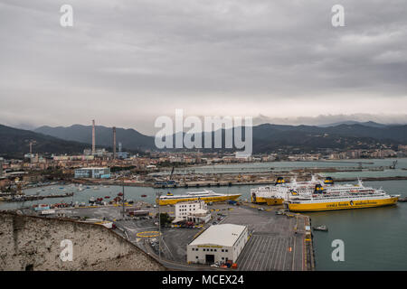 Vista del porto dalla S. Giacomo Fort a Vado Ligure, Italia Foto Stock