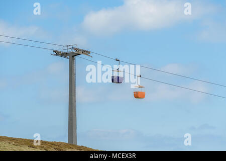 Cavo colorato di automobili che salire la Great Orme Mountain Foto Stock