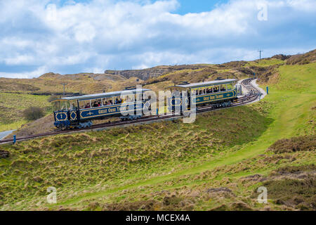 LLANDUDNO, GALLES - Aprile 14th, 2018: il Great Orme tram tram circa passare ogni altro. È l'unica superstite cavo azionato strada ferrovia Foto Stock