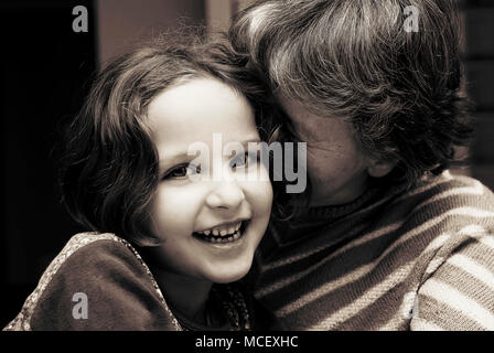 Ritratto di nonna baciando la sua nipote. Foto Stock