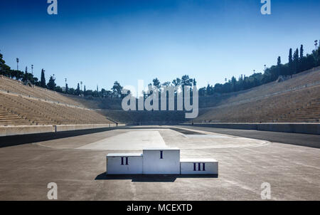 Vincitori podio al Panathinaiko Stadium sotto la luce del sole, Atene, Grecia, Europa Foto Stock