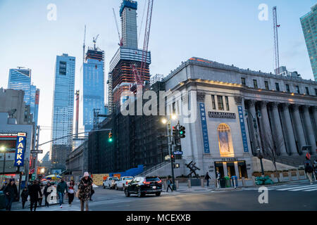 Il James Farley Post Office in New York, presto per essere la stazione di Moynihan, con i cantieri di Hudson torreggiante di sviluppo oltre che il Martedì, 10 aprile 2018. (© Richard B. Levine) Foto Stock