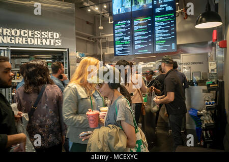 Orde di millennial folla il succo di nuovo premere grand celebrazione di apertura nel loro 79a memorizzare, in Empire State Building di New York, il venerdì 13 aprile, 2018. L'espansione della catena si estende a Las Vegas dove essi sono l'apertura di un negozio in Bellagio.(© Richard B. Levine) Foto Stock