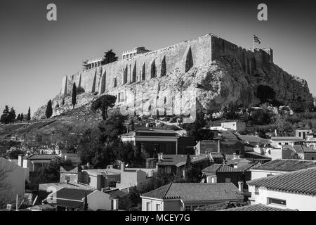 Basso angolo vista di Acropolis - Atene da Town Square, Atene, Grecia Foto Stock