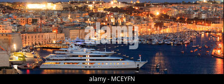 La Valletta, Malta. Il Grand Harbour, lussuosi yacht marina vista da Upper Barrakka Gardens di sera Foto Stock