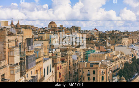 Vista di La Valletta, la capitale di Malta da Upper Barrakka Gardens Foto Stock