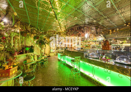 Mosca - Agosto 2014: Vintage interno del ristorante di cucina francese 'Chateau de fleurs'. Banco Bar con illuminazione verde e ferro battuto bar s Foto Stock