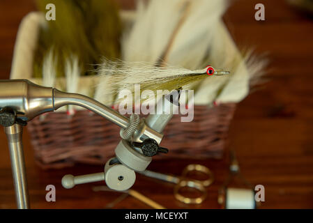 Legatura di una classic saltwater fly pattern Foto Stock