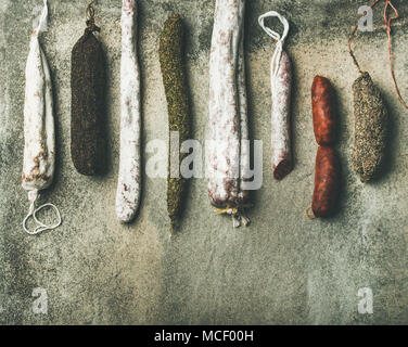 Varietà di spagnolo o italiano indurito salsicce di carne Foto Stock