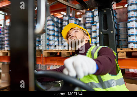 Mover utilizzando un carrello elevatore in magazzino Foto Stock