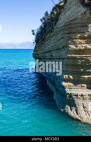 Le acque blu cristallo del mare e il bellissimo mare segmentata rock vicino al celebre tunnel di amore, o come è stato originariamente chiamato Canal d'Amour vicino a Sidari, cor Foto Stock