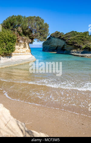 Bellissima spiaggia da sogno con crystal clear blu acqua di mare accanto a Sidari a Corfù, Grecia. Paesaggio verticale Foto Stock