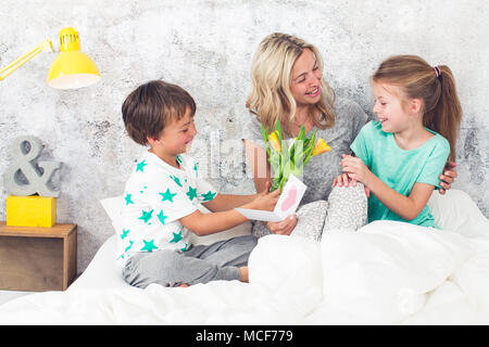 La famiglia felice - i bambini a congratularmi per la Festa della mamma Foto Stock