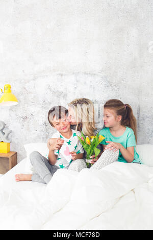 La famiglia felice - i bambini a congratularmi per la Festa della mamma Foto Stock