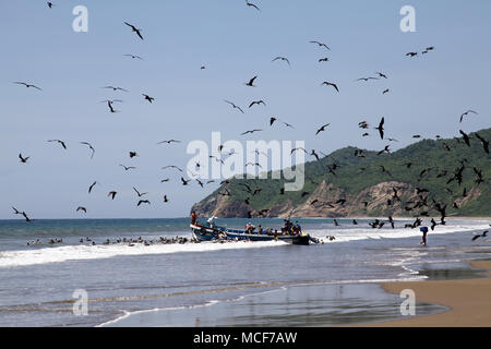 Il villaggio di pescatori di Puerto Lopez presso la costa del Pacifico in Ecuador di cattura di mattina Foto Stock