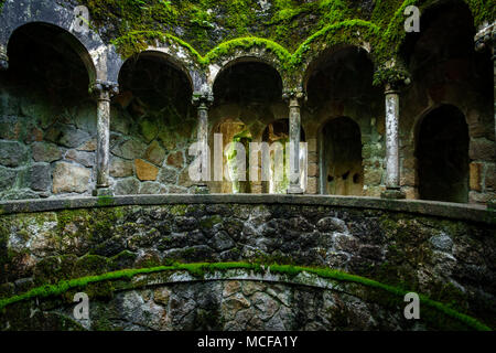 Ampio angolo di visione dell'iniziazione e piani superiori a Sintra, Portogallo Foto Stock