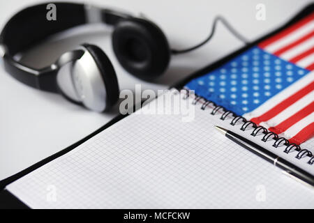 L apprendimento delle lingue straniere. Blocco note per voci e una bandiera. Lang Foto Stock