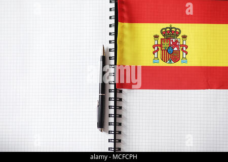 L apprendimento delle lingue straniere. Blocco note per voci e una bandiera. Lang Foto Stock