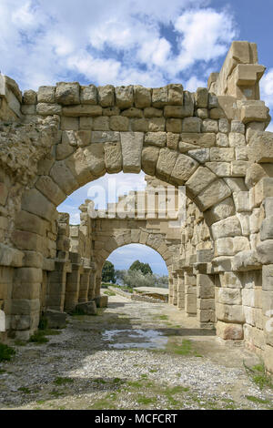 Ad arcate in pietra strutture della città antica di Tindari (ex Tyndaris), Patti, Messina, Sicilia, Italia Foto Stock