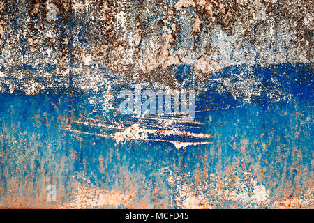 La superficie del dipinto su legno malandata. Parete in legno con sfondo blu sfumato e teal peeling coperti di vernice con graffi. Foto Stock