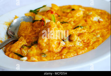 Mescolare il granchio fritto in GIALLO CURRY Foto Stock