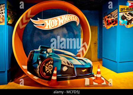 Le Hot Wheels department store in Hamleys shop. Le Hot Wheels è un marchio di scala in pressofusione di automobili giocattolo introdotto dalla American toy maker Mattel Foto Stock