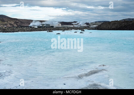 Grindavik, Islanda. Acque reflue riscaldate naturalmente ricche di silice dalla centrale geotermica di Svartsengi, che fornisce anche la spa Blue Lagoon Foto Stock