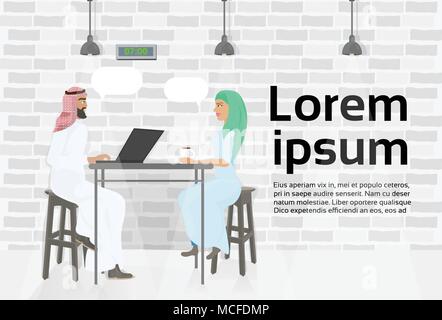 Arab Business l uomo e la donna incontro nel moderno centro di Coworking lavora al computer portatile illustrazione vettoriale Illustrazione Vettoriale